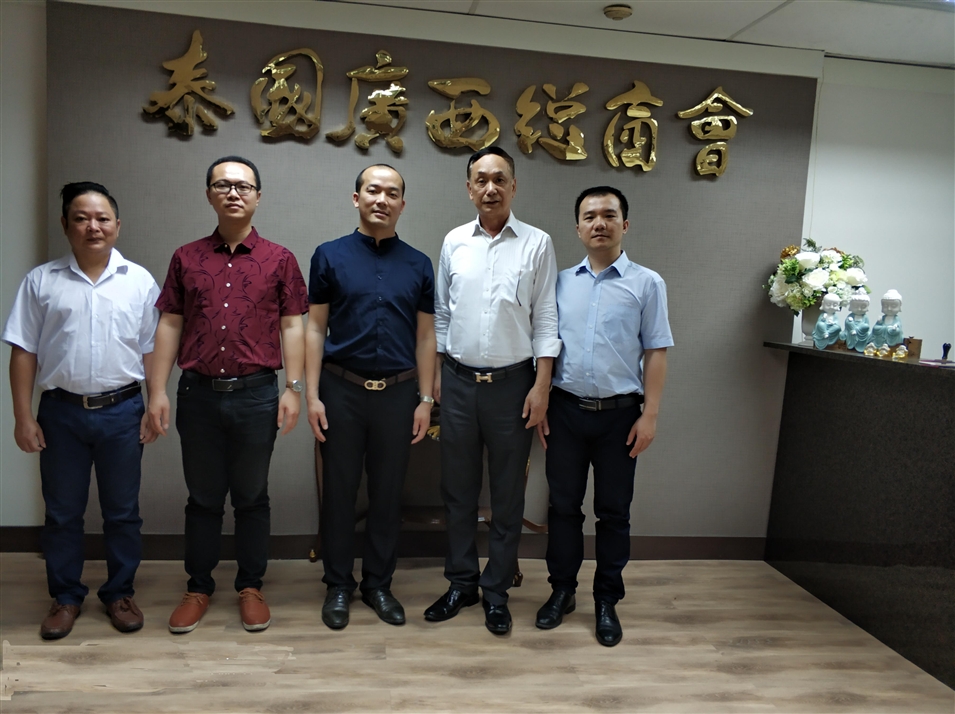 從左往右依次為國際部合伙人林健偉先生（左一），國際部總監(jiān)吳琪先生（左二），執(zhí)行董事粟宥朝先生（左三），商會主席李宇明（右二），國際部合伙人黃文超先生（右一）