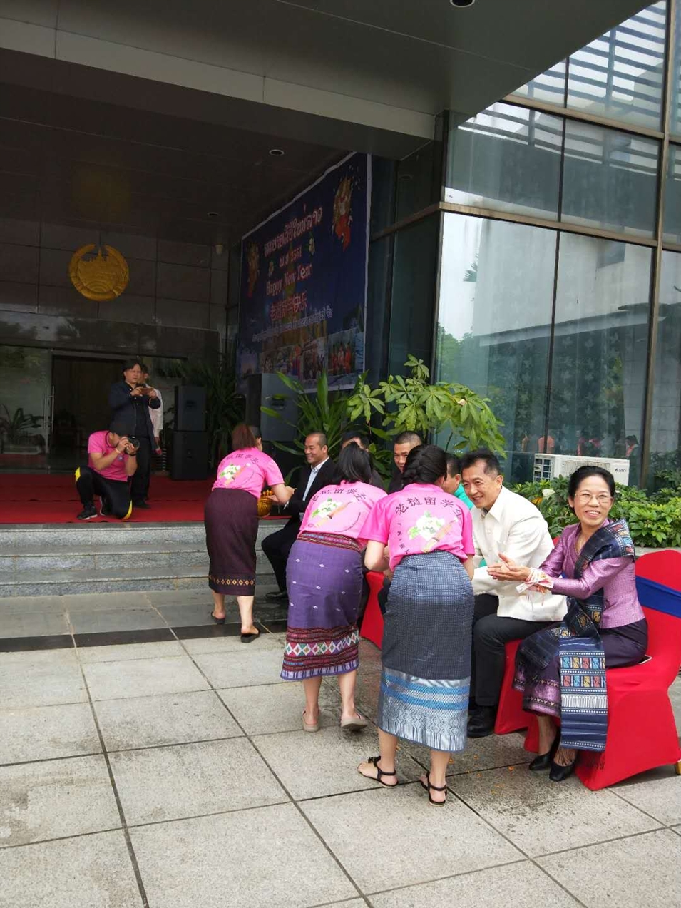 老撾駐廣西留學(xué)生代表將浸有花瓣的香水灑客人的手上，表示對(duì)嘉賓的美好祝福（圖二）