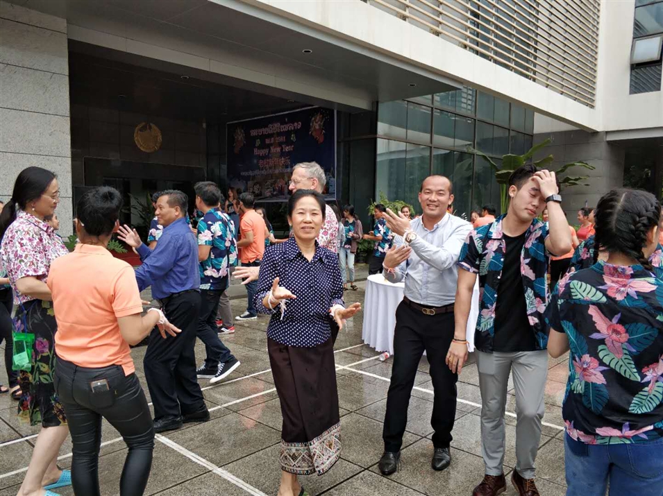 老撾駐南寧總領(lǐng)事萬?！ぞS麗雅彭女士與廣西金沛教育執(zhí)行董事粟宥朝先生一起在總領(lǐng)事館廣場(chǎng)載歌載舞