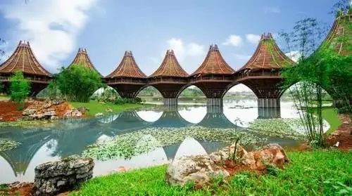 圖為中國-東盟友誼館。該建筑以廣西的風雨橋為原型，寓意“手拉手，心連心”。表達中國與東盟十國睦鄰友好、合作共贏之意。