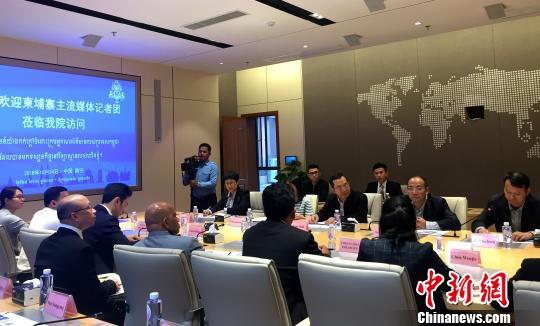 柬埔寨主流媒體采訪團(tuán)在廣西大學(xué)與師生交流。