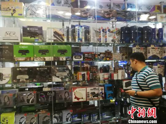 菲律賓統(tǒng)計(jì)局(Philippine Statistics Authority)5日發(fā)布10月份全國勞動力調(diào)查報(bào)告顯示，2018年10月就業(yè)不足率降至13.3%，而2017年10月為15.9%。圖為馬尼拉馬卡蒂一商場，貨品充足，青年人消費(fèi)暢旺。 關(guān)向東 攝