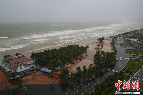 資料圖：2017年11月5日，越南峴港某處海灘風雨交加。
